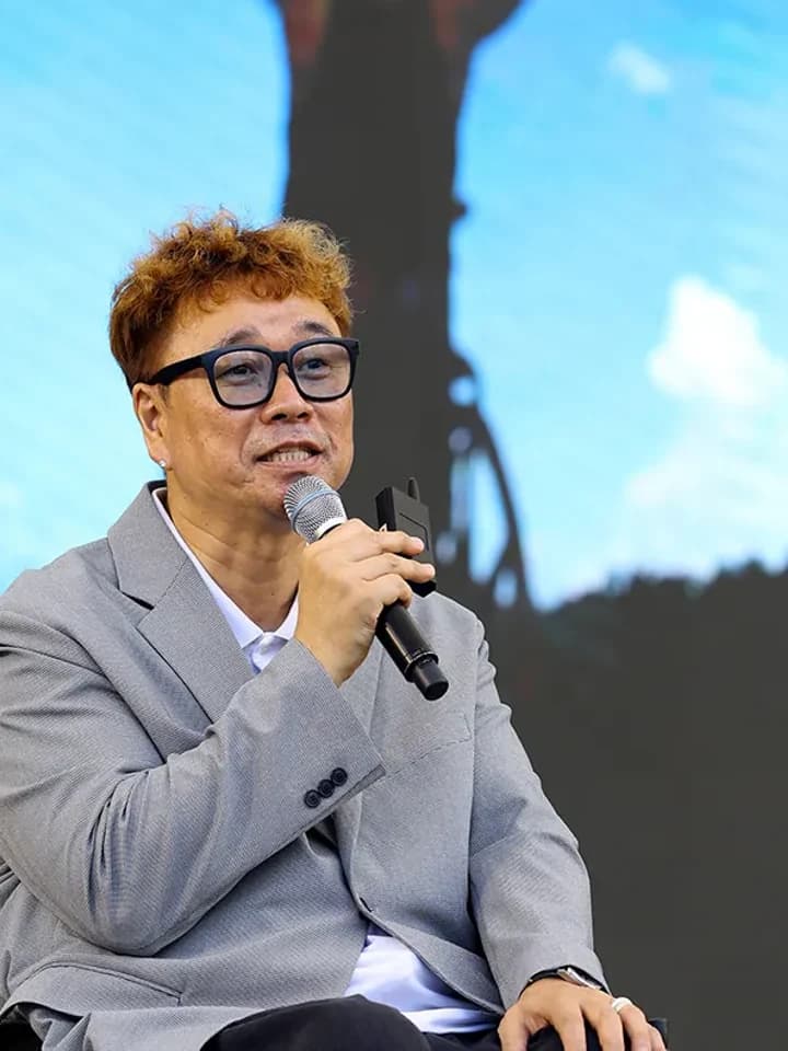 강원래가 마이크를 들고 이야기하고 있다. 제1회(2025) 「나의 다름, 나의 다움」 기록사진.
