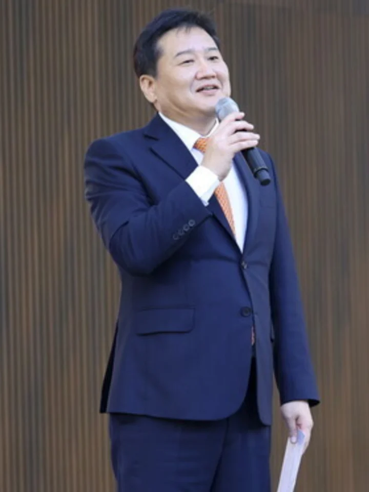고영우가 무대에서 마이크를 들고 인사말을 하고 있다. 제1회(2025) 기록사진.